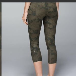 Lululemon green/black camo crop legging - size 8